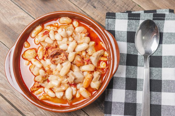 Comment concevoir un potager vertical pour des légumes-feuilles sur un mur exposé à l'ouest ?